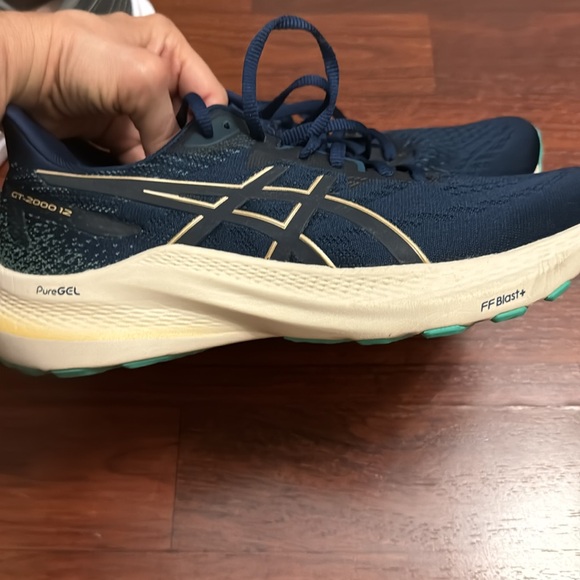 Aasics  GT-2000  12 (Size 9) - Picture 4 of 4